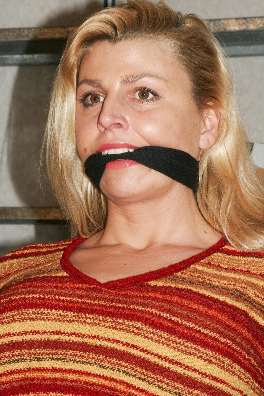 20P La sexy rubia Adrienne posa atada a una silla con un top corto y jeans ajustados