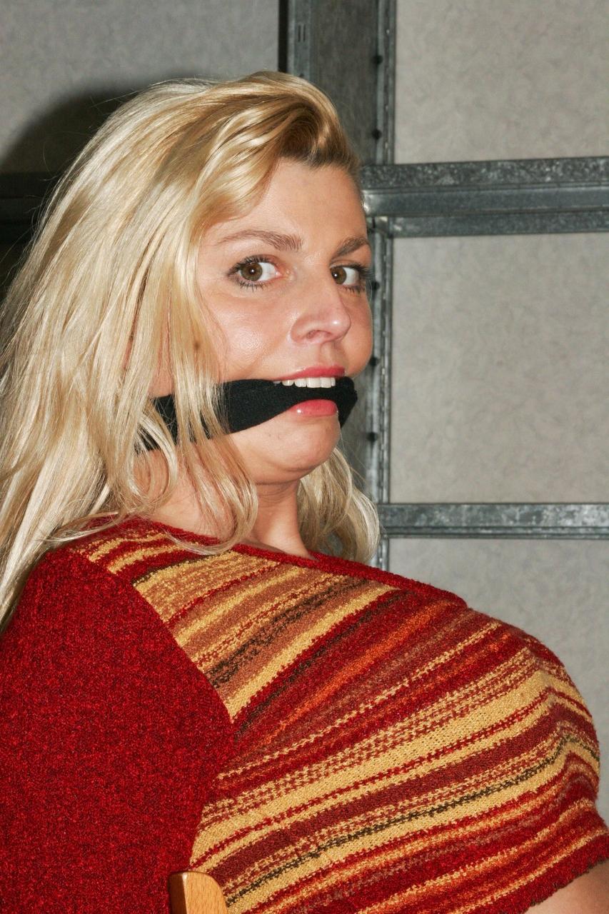20P La sexy rubia Adrienne posa atada a una silla con un top corto y jeans ajustados