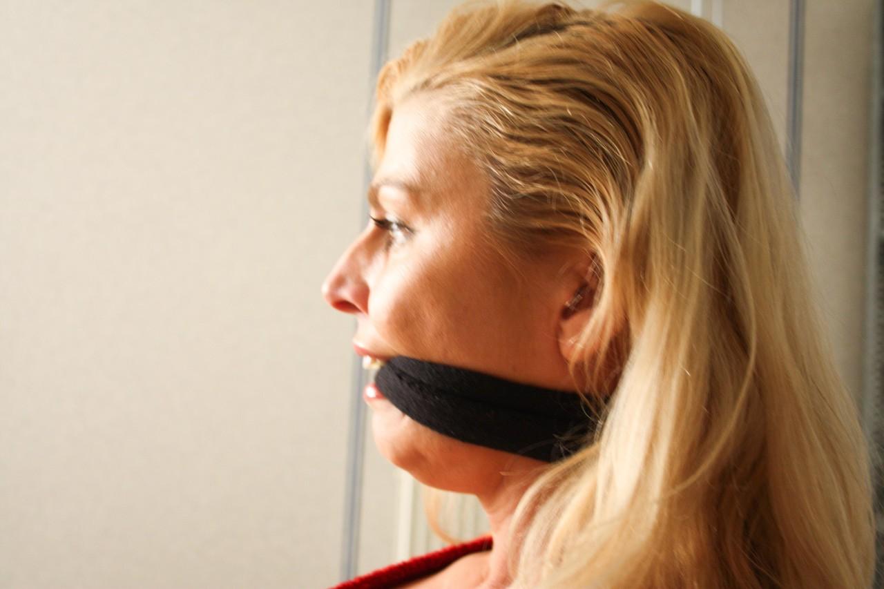 20P La sexy rubia Adrienne posa atada a una silla con un top corto y jeans ajustados