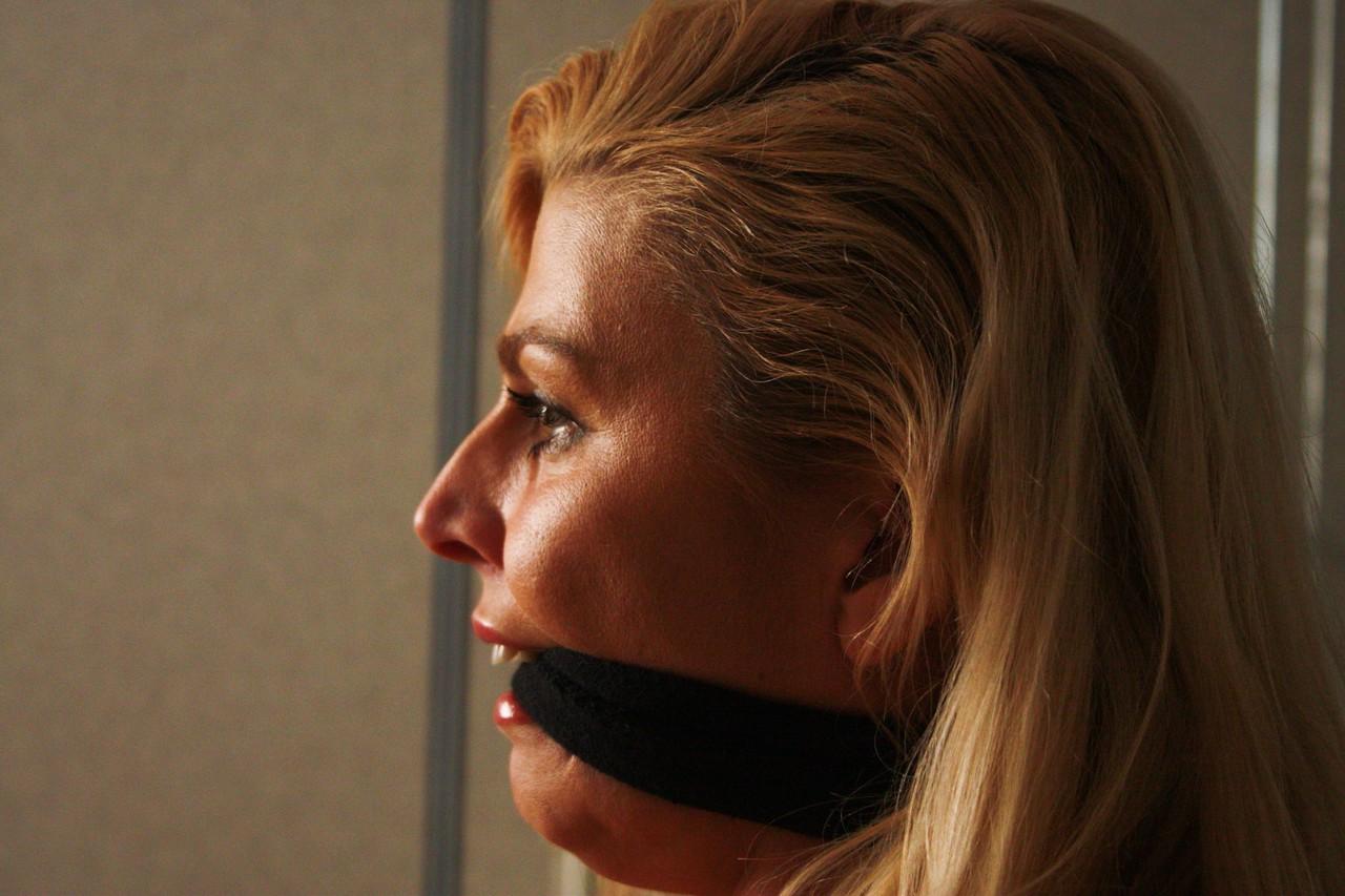 20P La sexy rubia Adrienne posa atada a una silla con un top corto y jeans ajustados