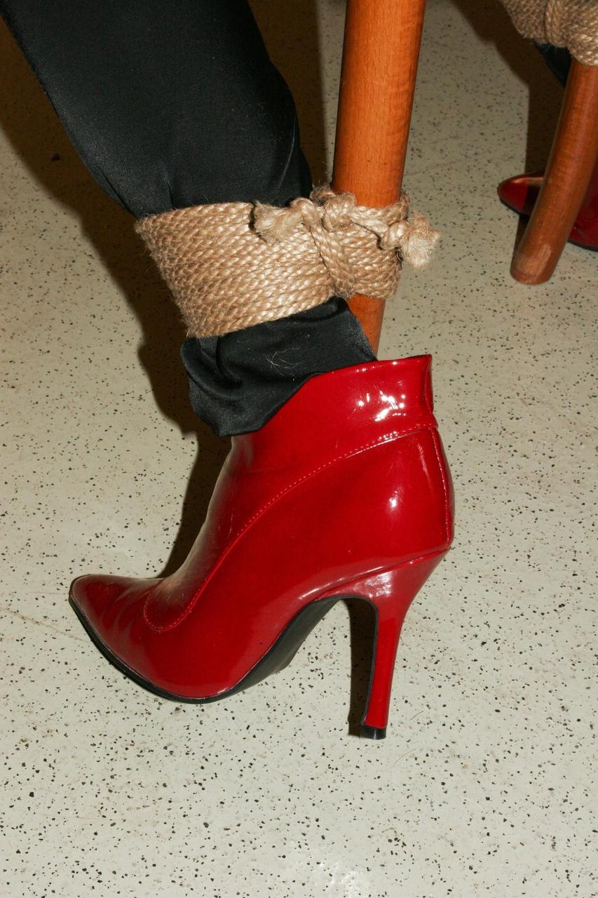 20P La sexy rubia Adrienne posa atada a una silla con un top corto y jeans ajustados