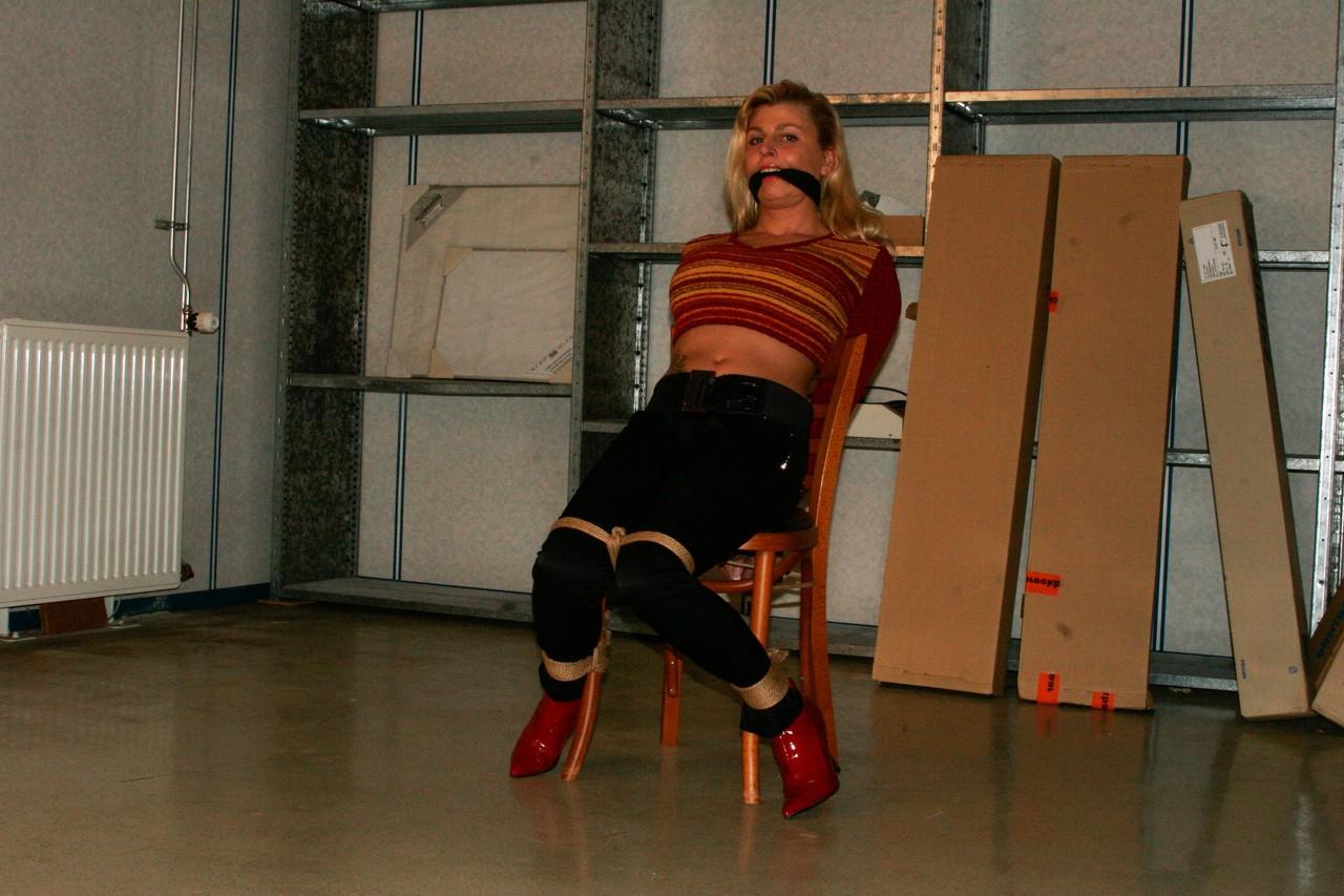 20P La sexy rubia Adrienne posa atada a una silla con un top corto y jeans ajustados