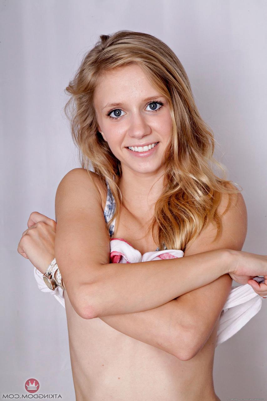 20P La sonriente estadounidense Rachel James posando desnuda y masturbándose en la bañera