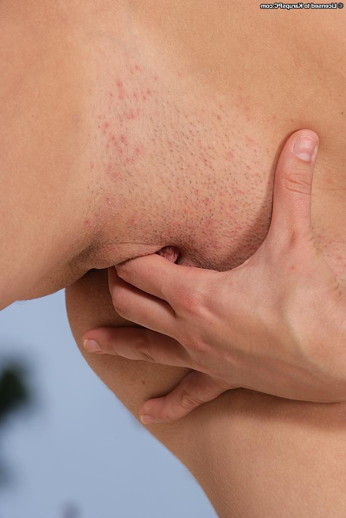 20P La Hongroise Dasi West joue avec sa douce chatte tout en exhibant son gros cul.