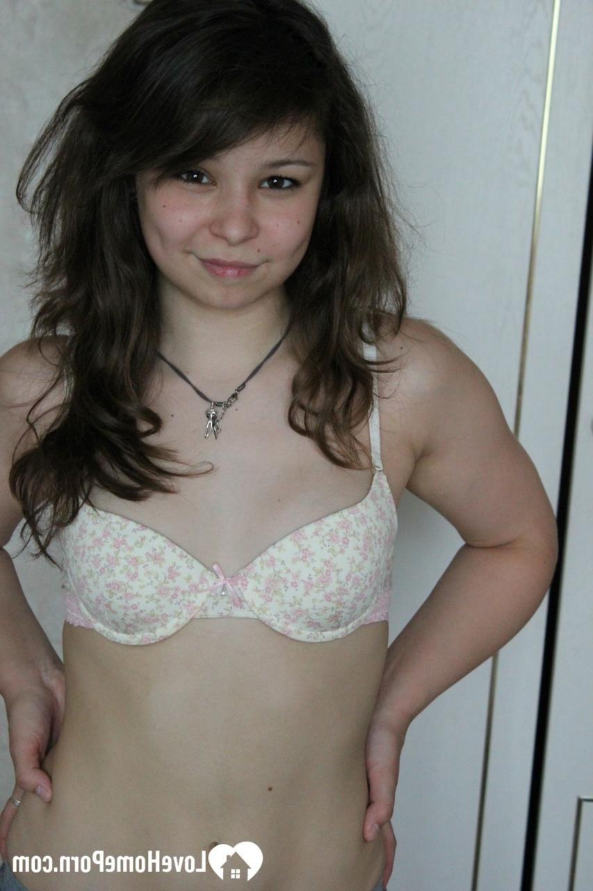 20P Doce adolescente amador expõe lentamente seus peitos e vulva em uma cama