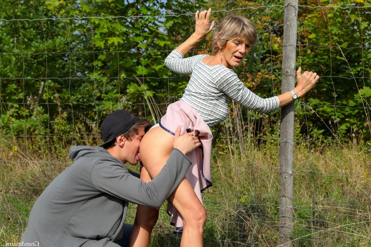 20P La abuela Irenka S deja que un joven semental le lama el coño y la folle duro al aire libre