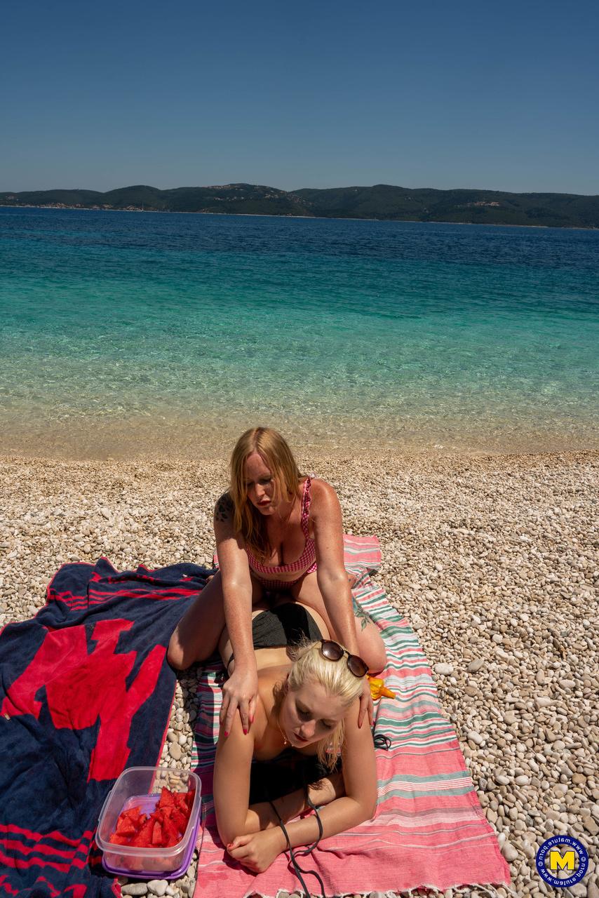 20P Lesbianas viejas y jóvenes Mackenzie Page y Miss Melissa se lamen el coño en la playa