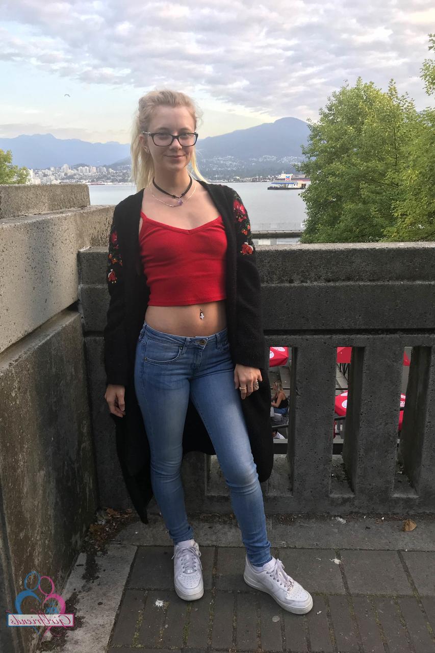 20P La pequeña novia amateur Riley Star desnudándose y posando en su recopilación