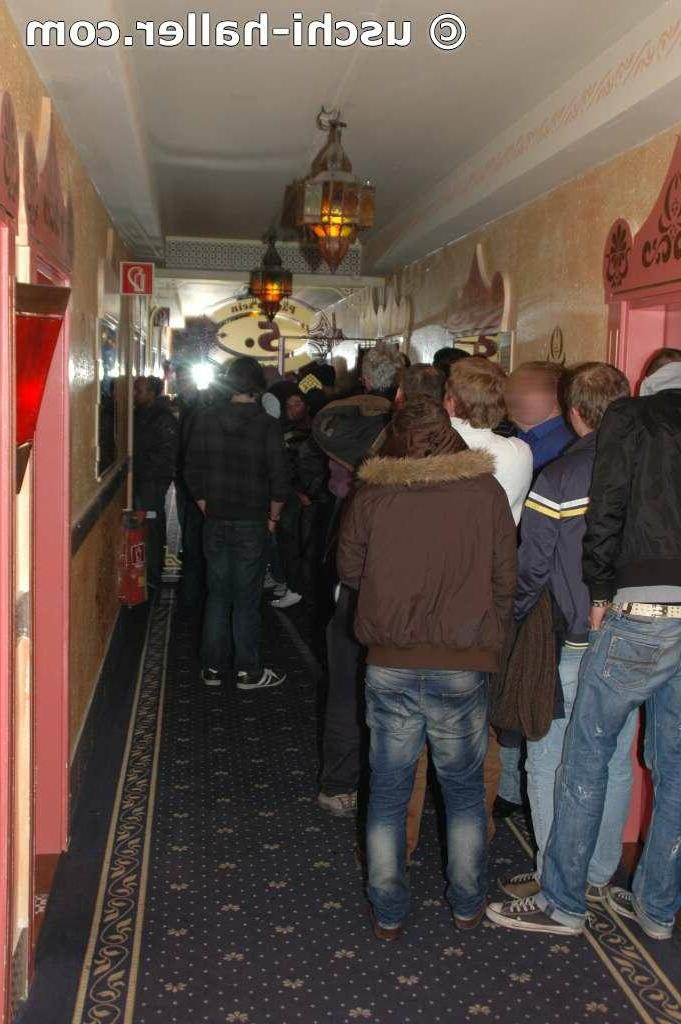 16P Señoras maduras le dan mamada a un grupo de hombres mientras intentan establecer un récord de mamadas