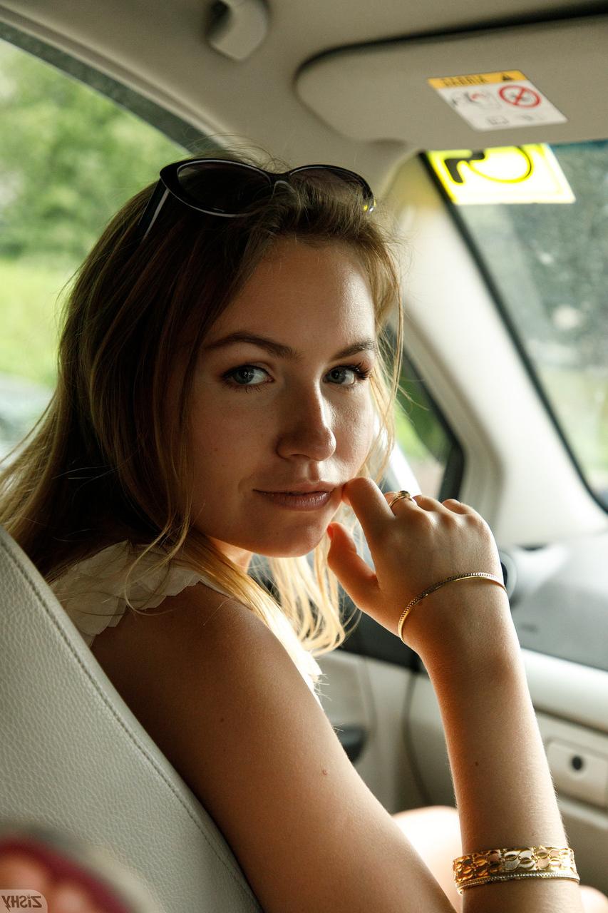 13P La ringarde Nicole Ross exhibe sa culotte en public avant de poser nue.