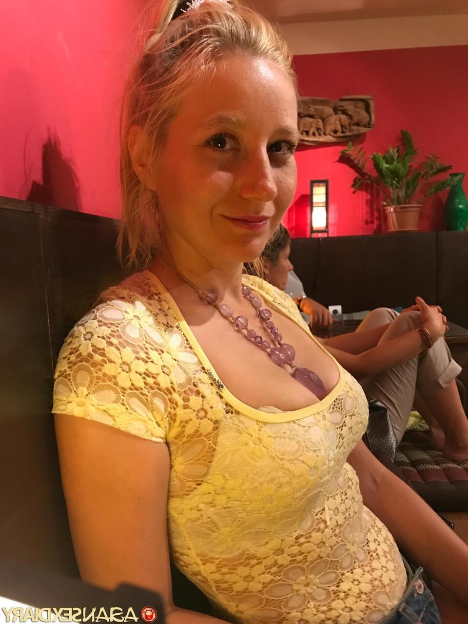 20P La sexy amateur Kiki se desnuda en el casting, muestra sus curvas y folla