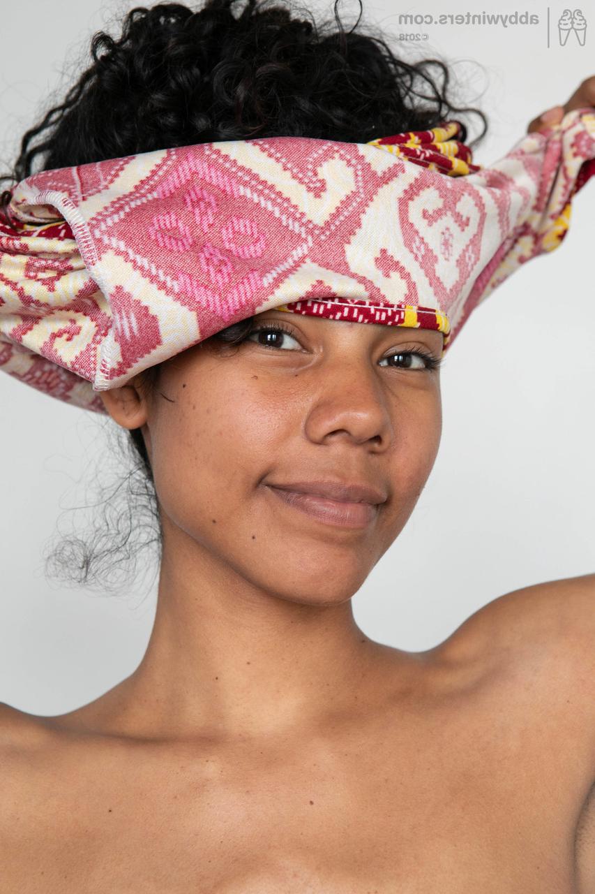 20P A exótica garota africana Adriana E enfia alguns dedos em sua boceta molhada