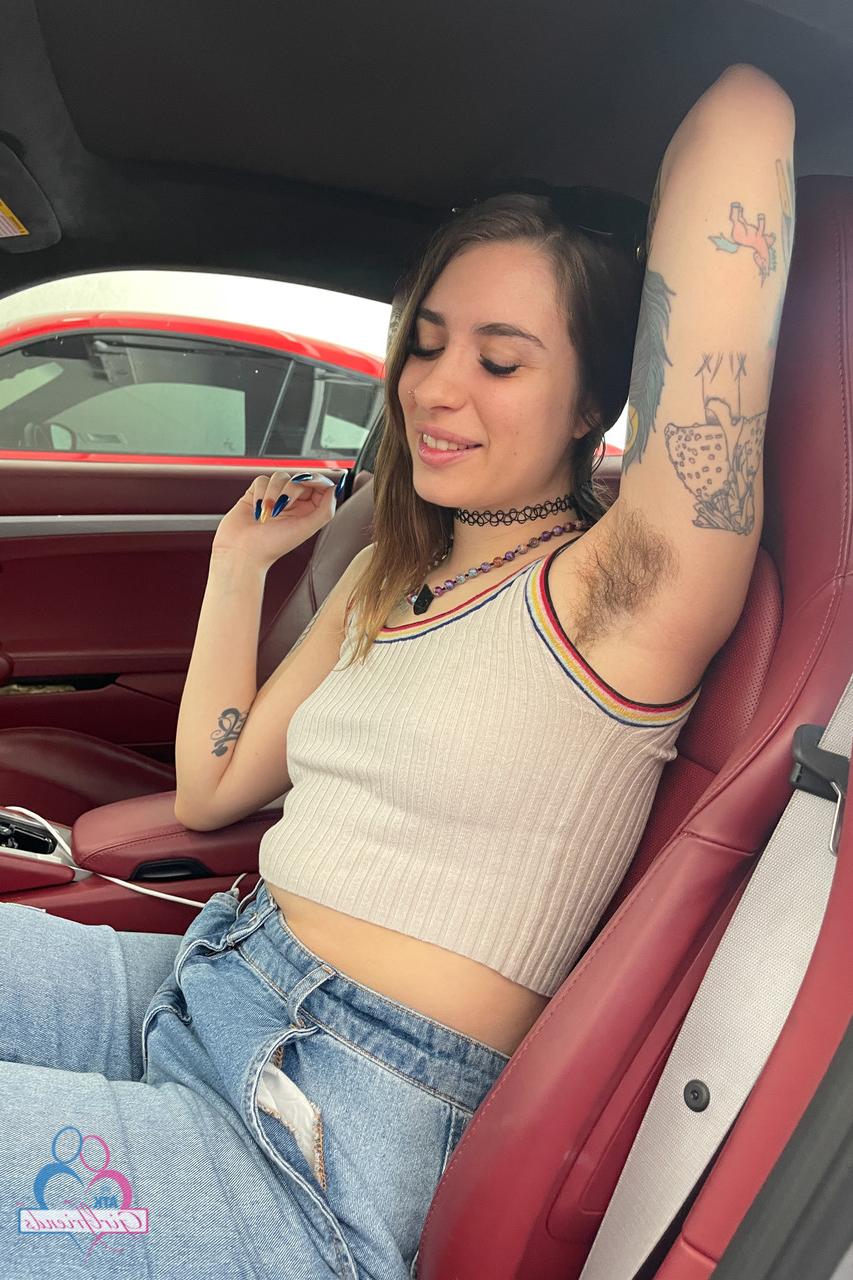 20P Pearl Sage, petite amie russe tatouée, joue avec sa chatte super poilue.