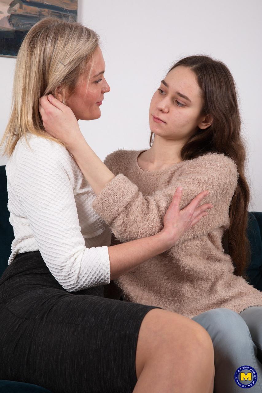 20P Adolescente cachonda con grandes tetas Kecy Hill seduce a su madrastra y juega con su chocho
