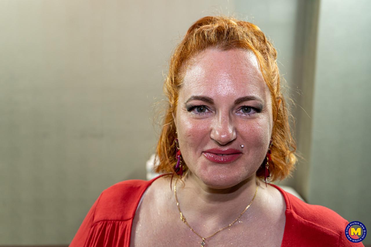 20P La puma gordita Sophia Lola se burla con varios atuendos y muestra su gran culo tatuado