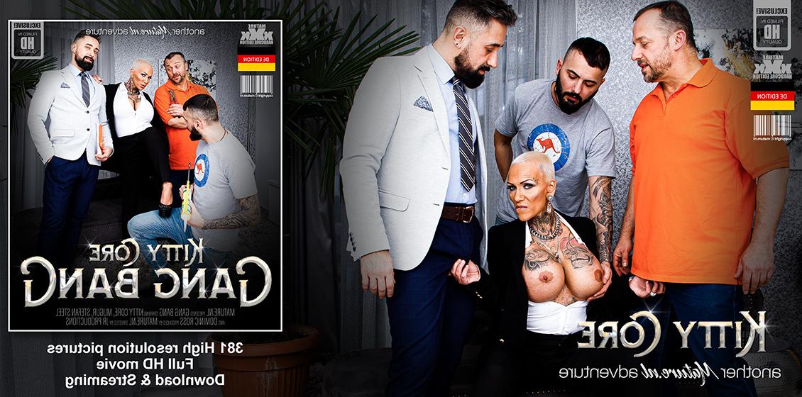 11P Die tätowierte Blondine mit den falschen Titten Kitty Core wird von jüngeren Männern in einem Gangbang gefickt
