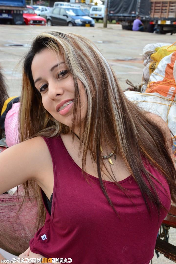 17P Latina amateur atrevida con pechos postizos follada a lo perrito