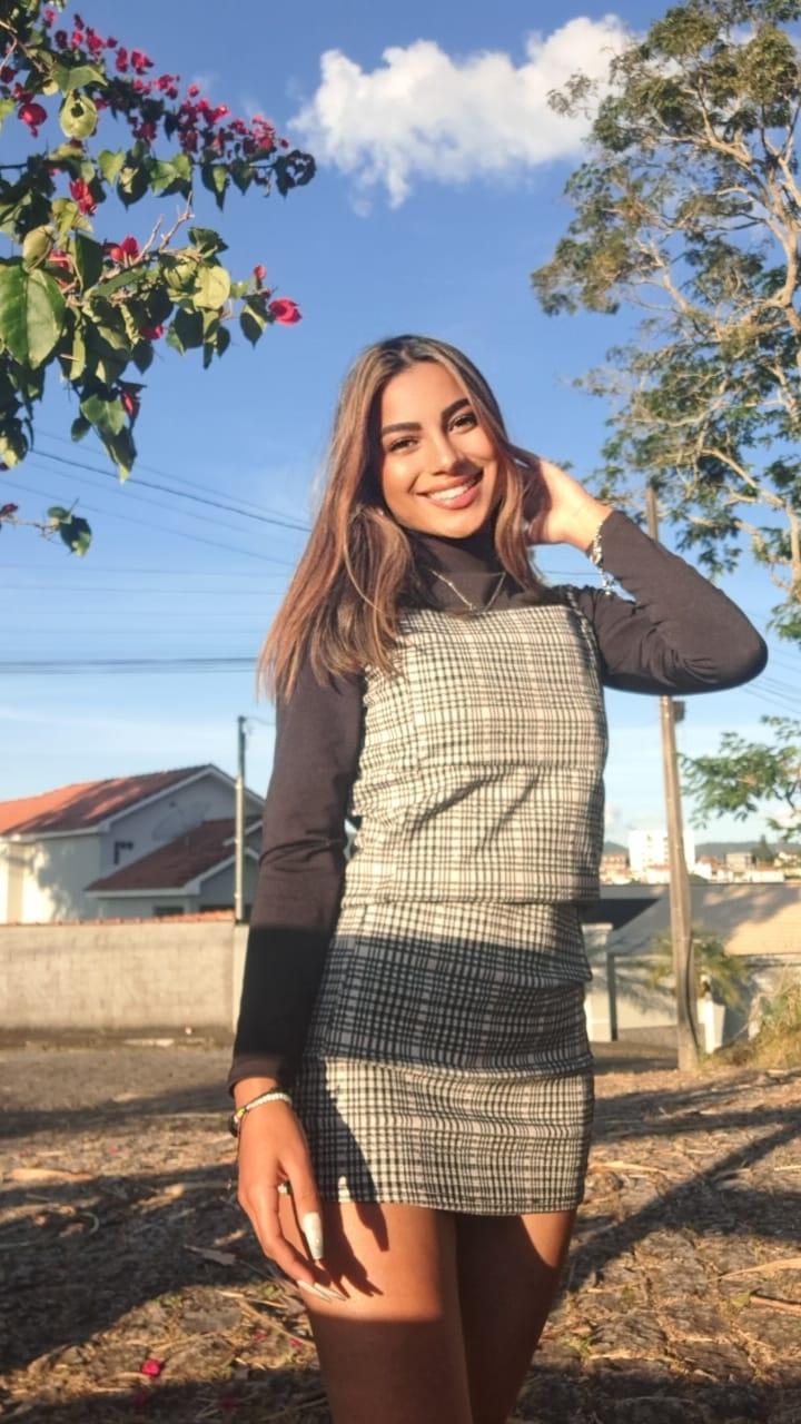 10P Adriana Olivera, une webcam sexy d'OnlyFans, montre son corps impeccable dans de la lingerie sexy.