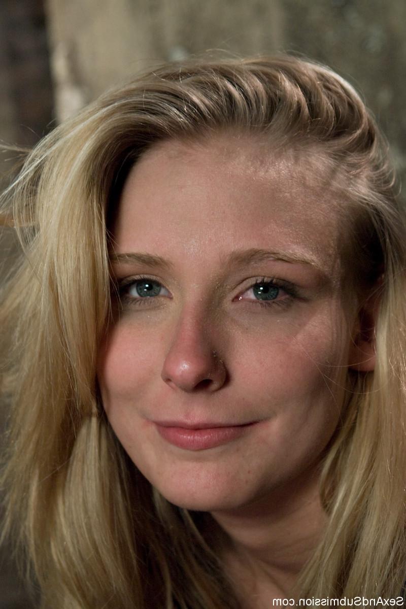 20P La blonde américaine Natalie Norton se fait jouer et baiser sa chatte rose alors qu'elle est ligotée.