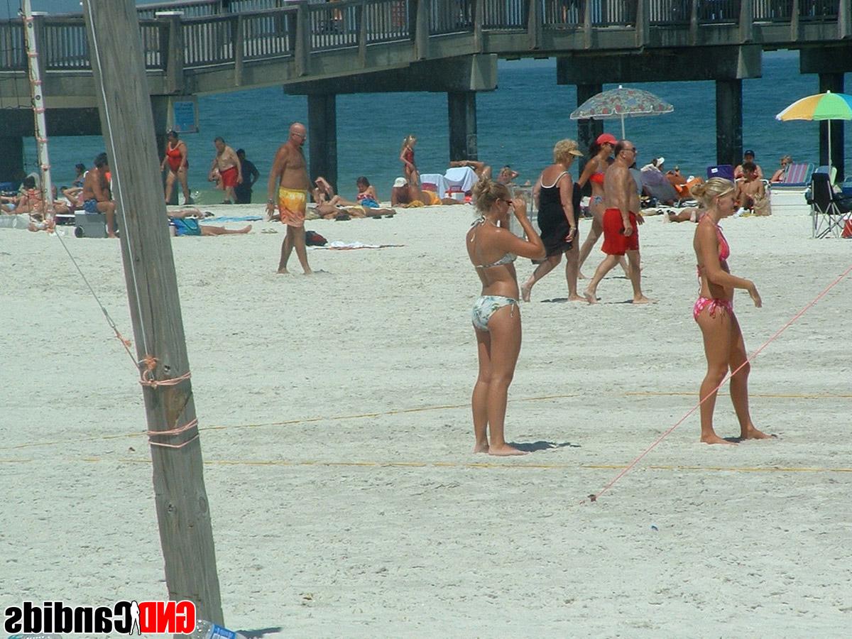 12P Acción sincera y sin desnudos de chicas en bikini haciendo cosas en la playa