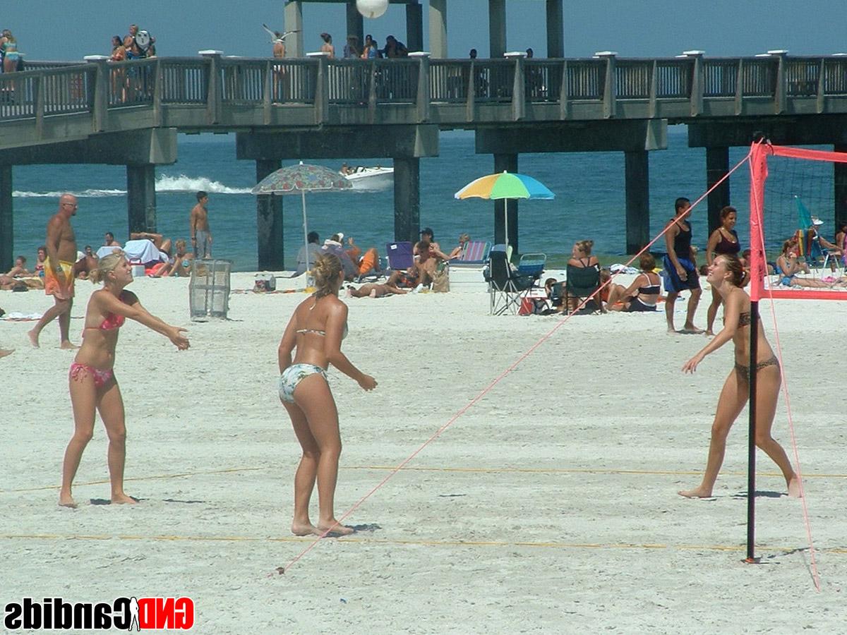 12P Acción sincera y sin desnudos de chicas en bikini haciendo cosas en la playa