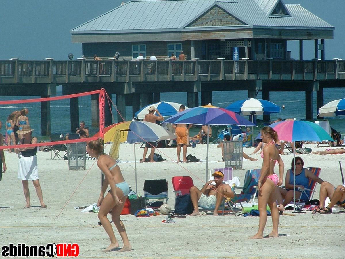 12P Acción sincera y sin desnudos de chicas en bikini haciendo cosas en la playa