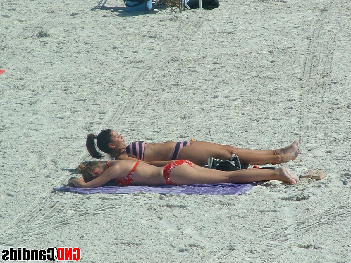 12P Acción sincera y sin desnudos de chicas en bikini haciendo cosas en la playa