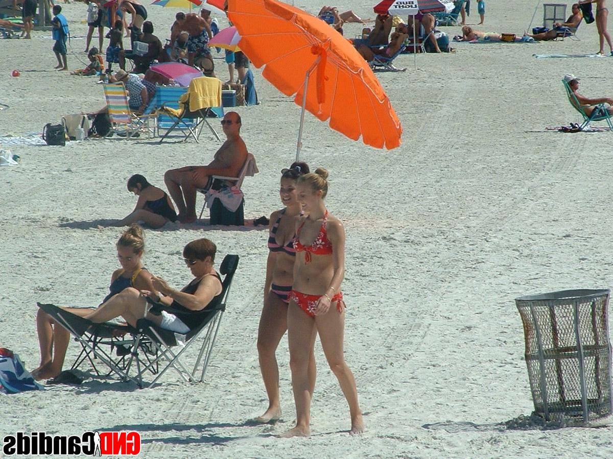 12P Acción sincera y sin desnudos de chicas en bikini haciendo cosas en la playa