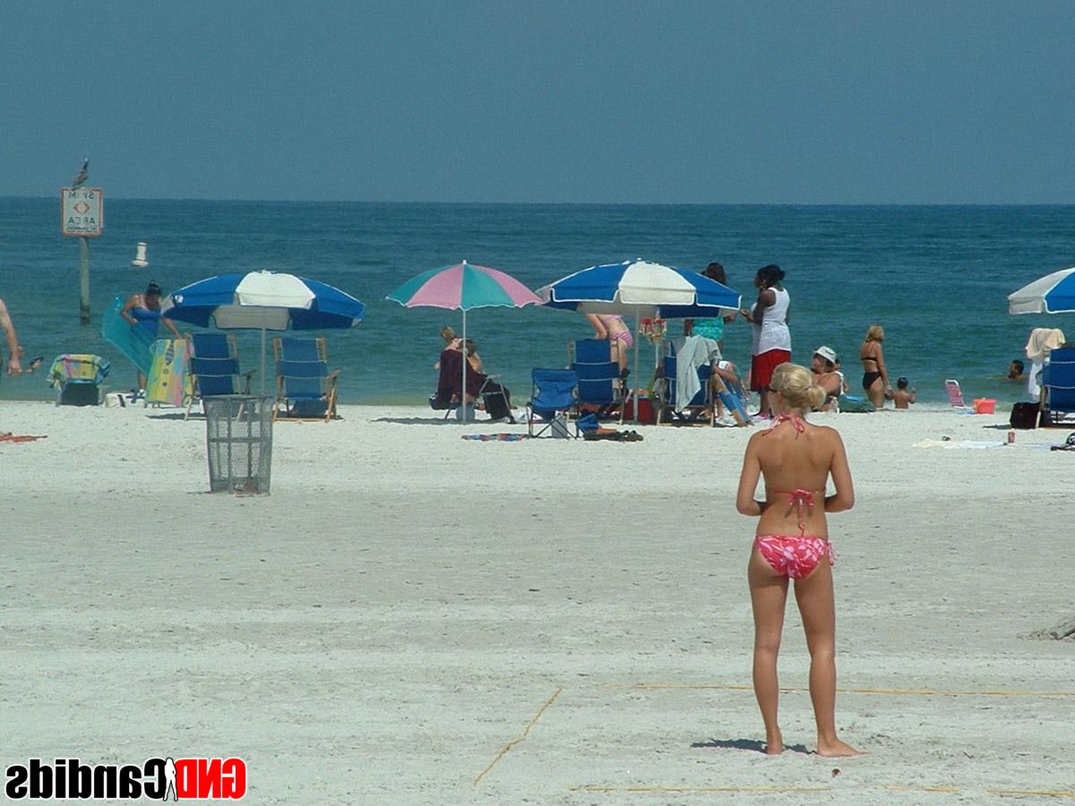 12P Acción sincera y sin desnudos de chicas en bikini haciendo cosas en la playa