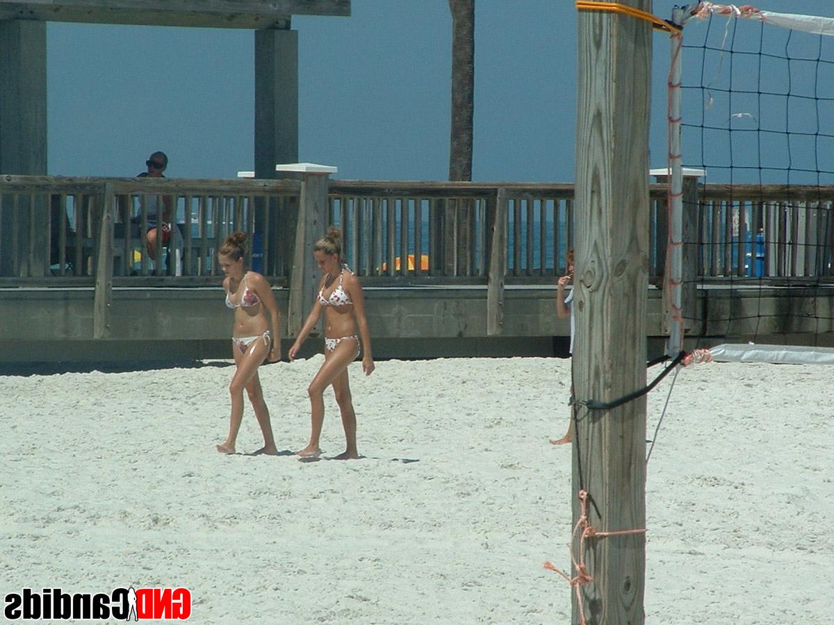 12P Acción sincera y sin desnudos de chicas en bikini haciendo cosas en la playa