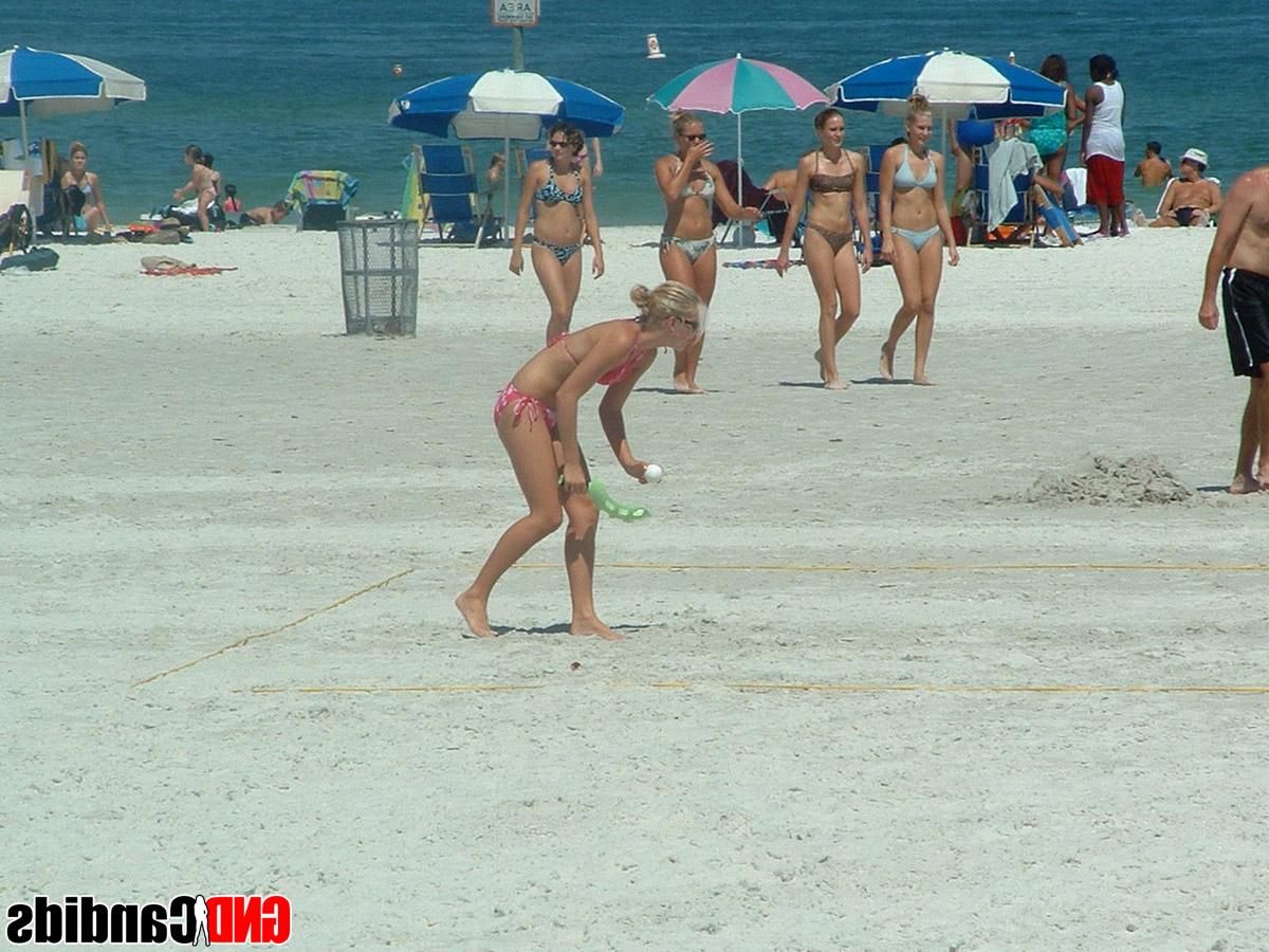 12P Acción sincera y sin desnudos de chicas en bikini haciendo cosas en la playa