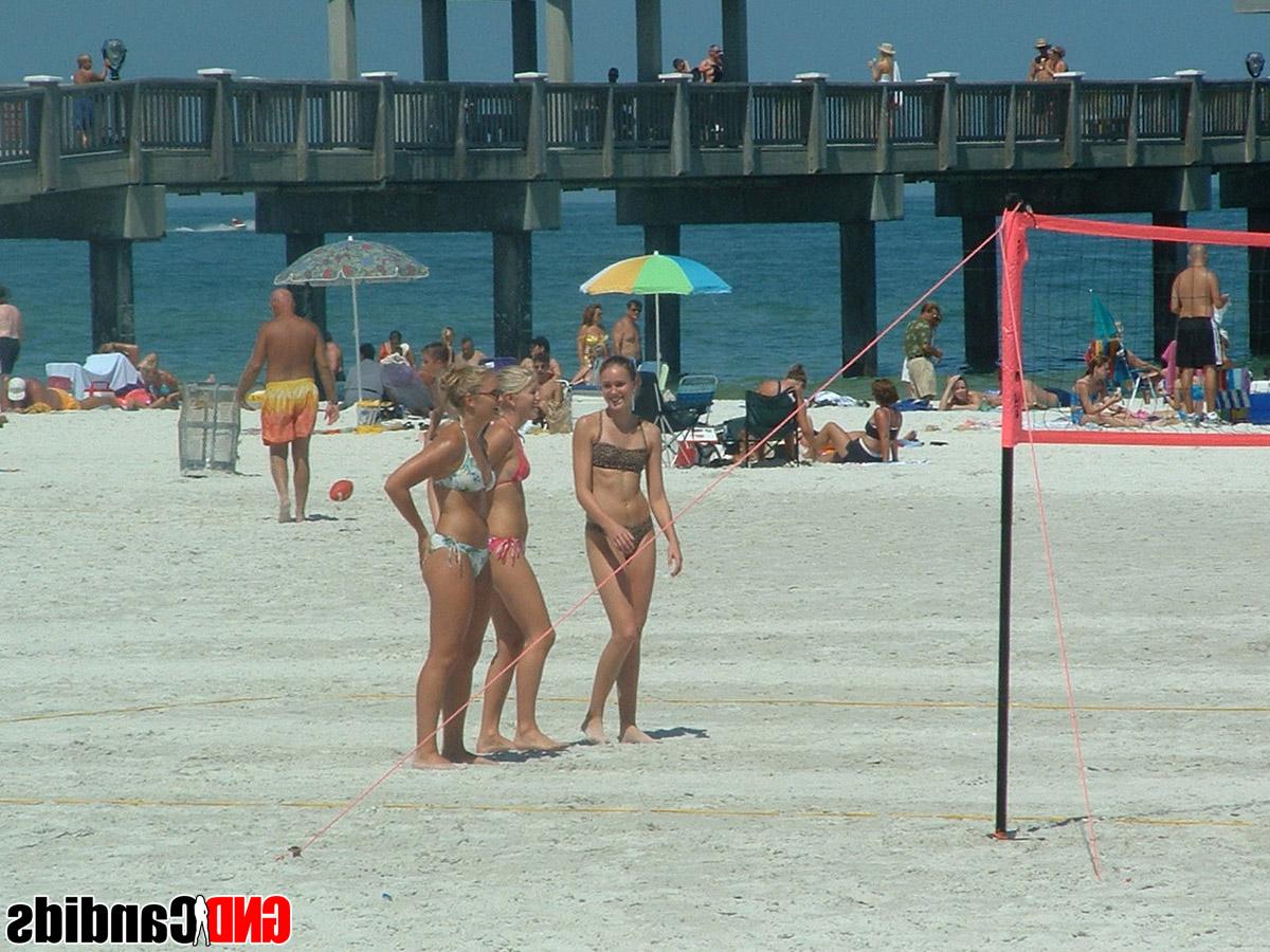 12P Acción sincera y sin desnudos de chicas en bikini haciendo cosas en la playa