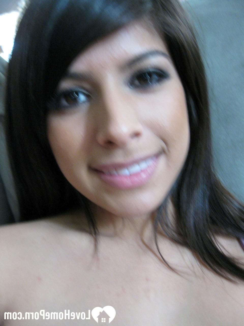 20P Belleza amateur muestra sus grandes tetas naturales y su coño en solitario