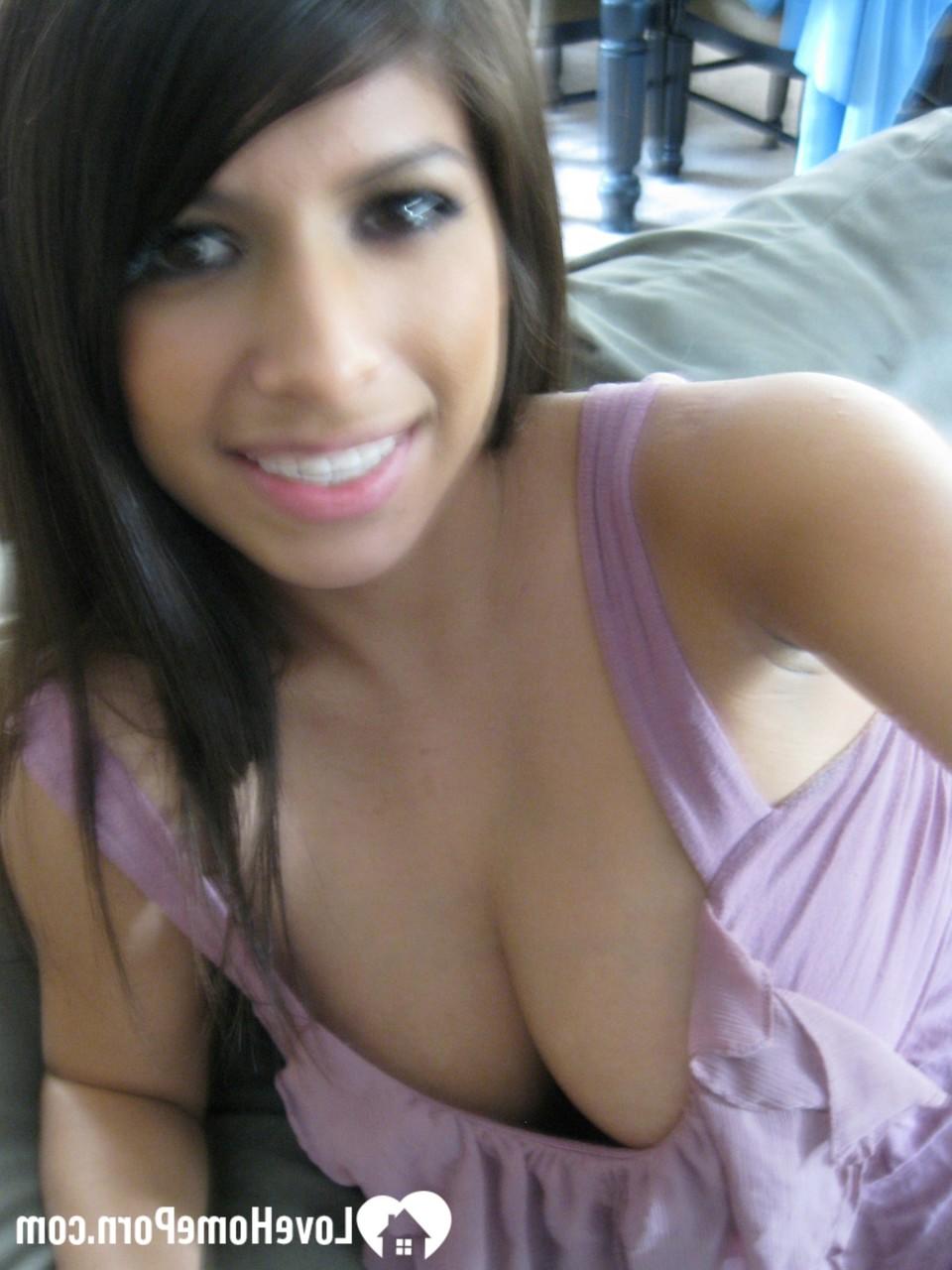 20P Belleza amateur muestra sus grandes tetas naturales y su coño en solitario