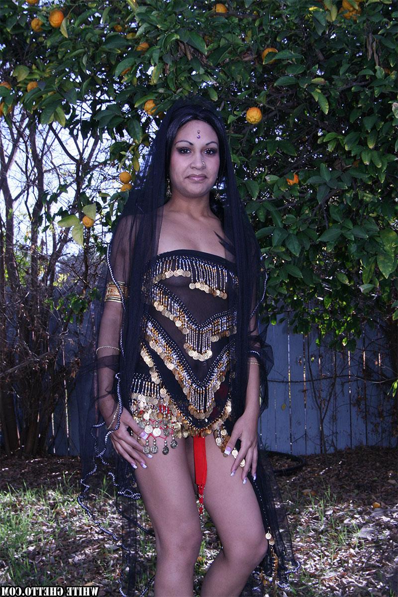 19P A garota indiana Ashawrya posa ao ar livre enquanto mostra seu corpo e pernas sexy