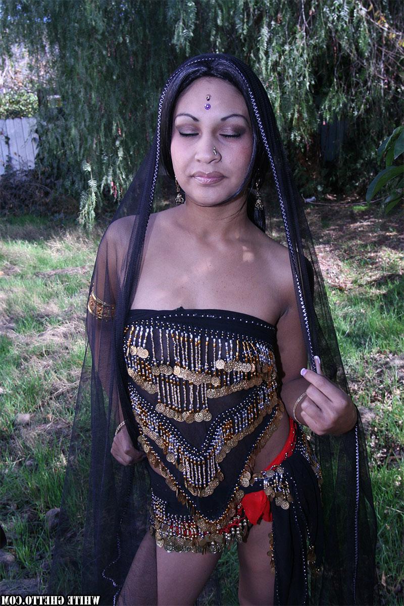 19P A garota indiana Ashawrya posa ao ar livre enquanto mostra seu corpo e pernas sexy