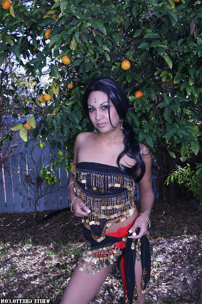 19P A garota indiana Ashawrya posa ao ar livre enquanto mostra seu corpo e pernas sexy
