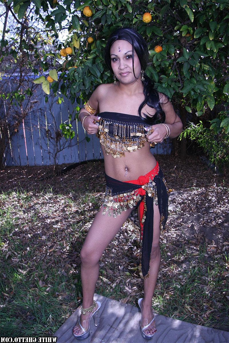 19P A garota indiana Ashawrya posa ao ar livre enquanto mostra seu corpo e pernas sexy