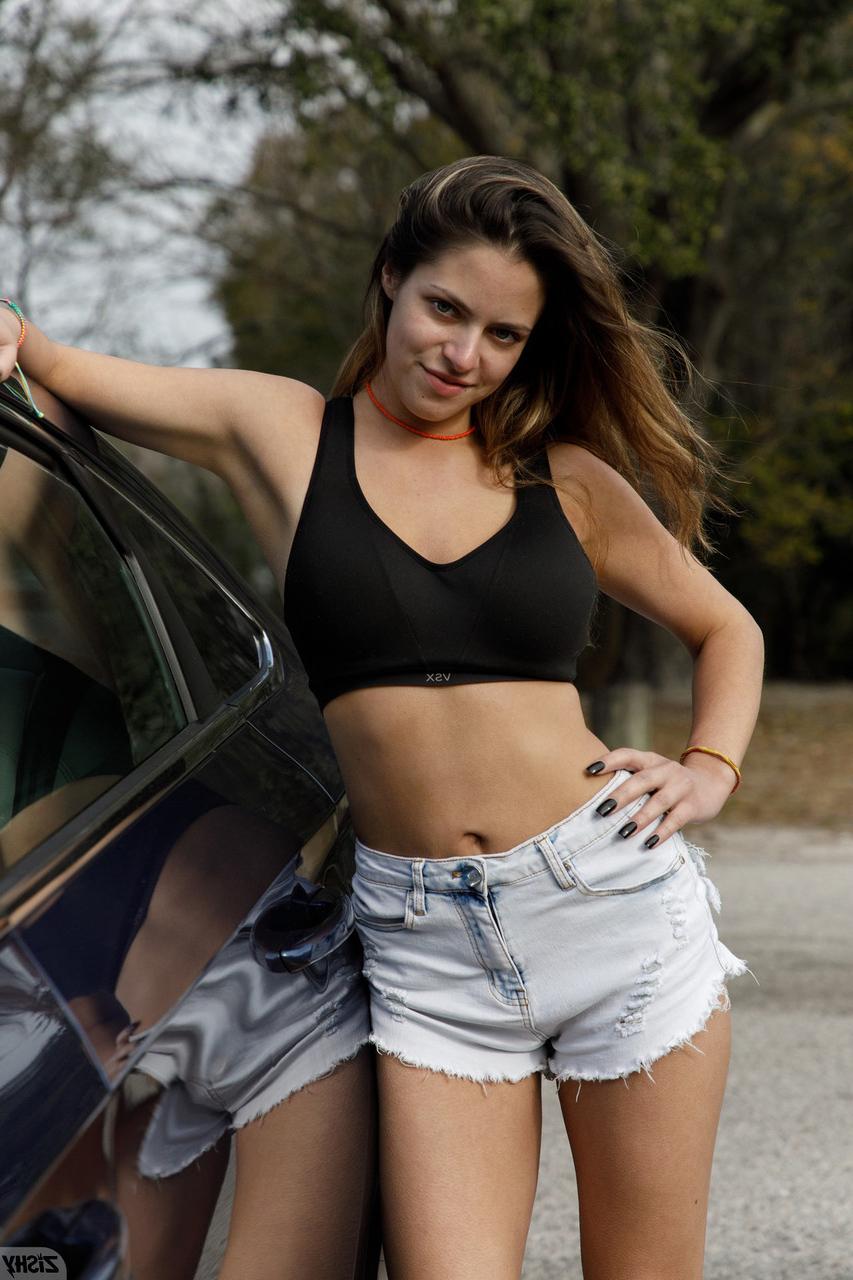 13P A mãe amadora Chase Jenaro tira a roupa em público e mostra seus mamilos e espólios sensuais
