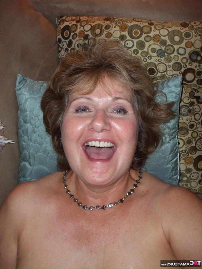 20P Busty Bliss, femme mature et chaude, s'allonge nue pour faire une branlette torride en POV