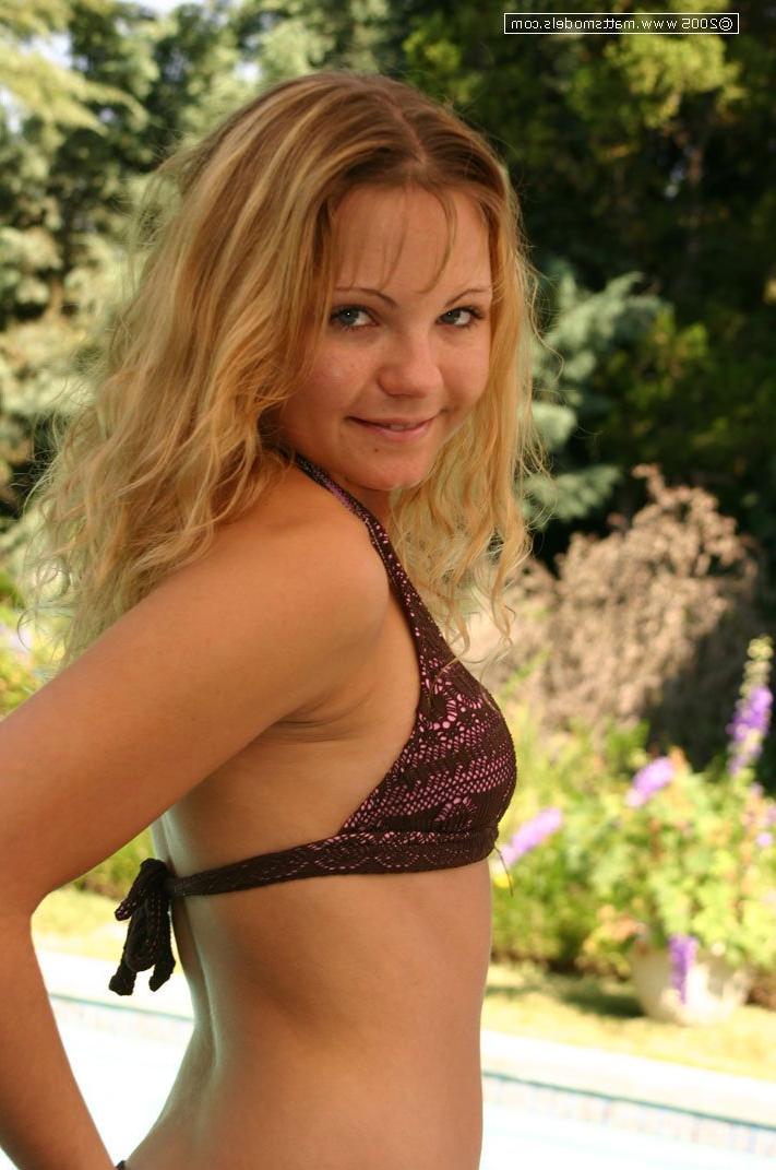 16P Die zierliche Blondine Skylynn zieht für ihre ersten Nacktposen auf einer Terrasse ihren Bikini aus