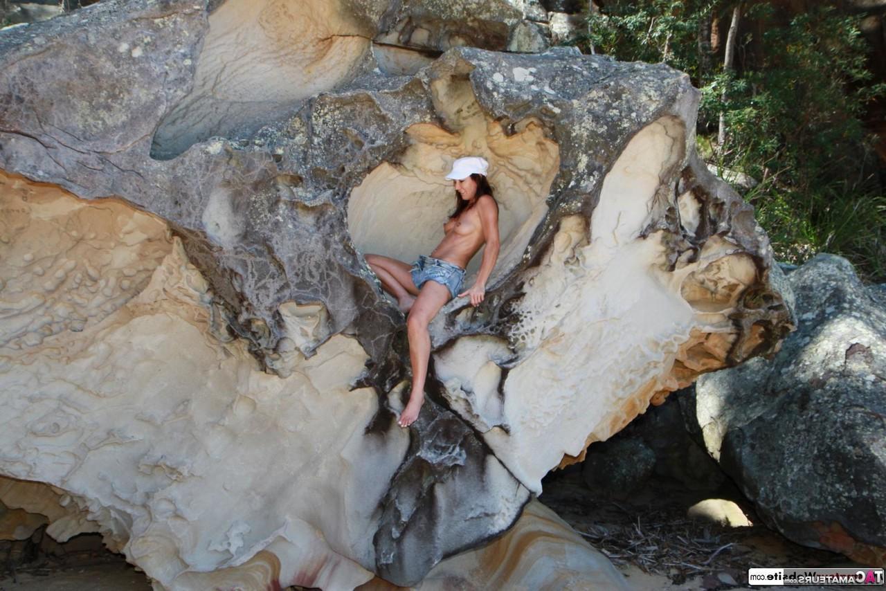 16P Sexy MILF Roxeanne posa para uma sessão de fotos nuas na praia