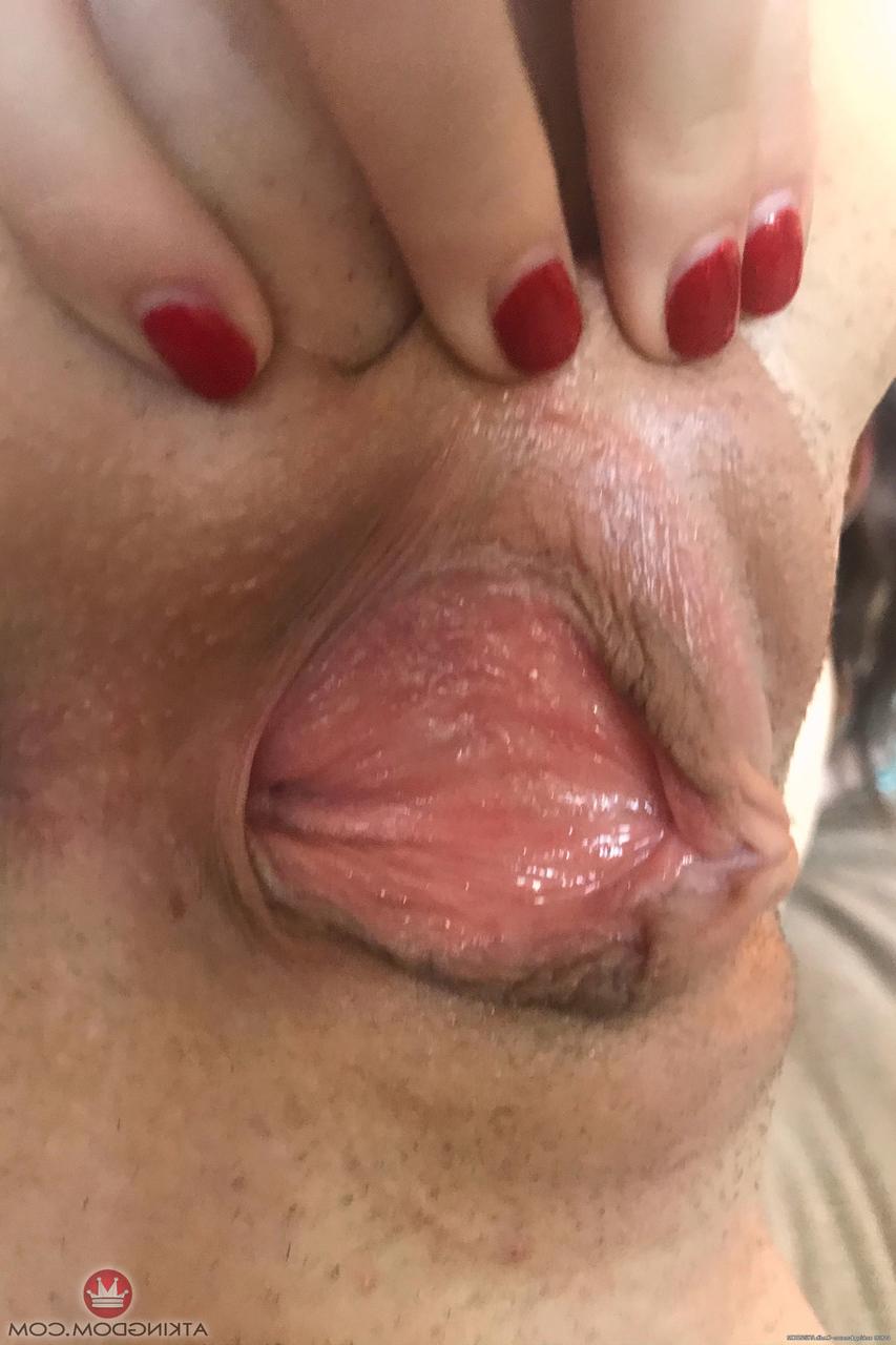 20P A morena safada Aliya Brynn espalha sua convidativa buceta raspada de perto