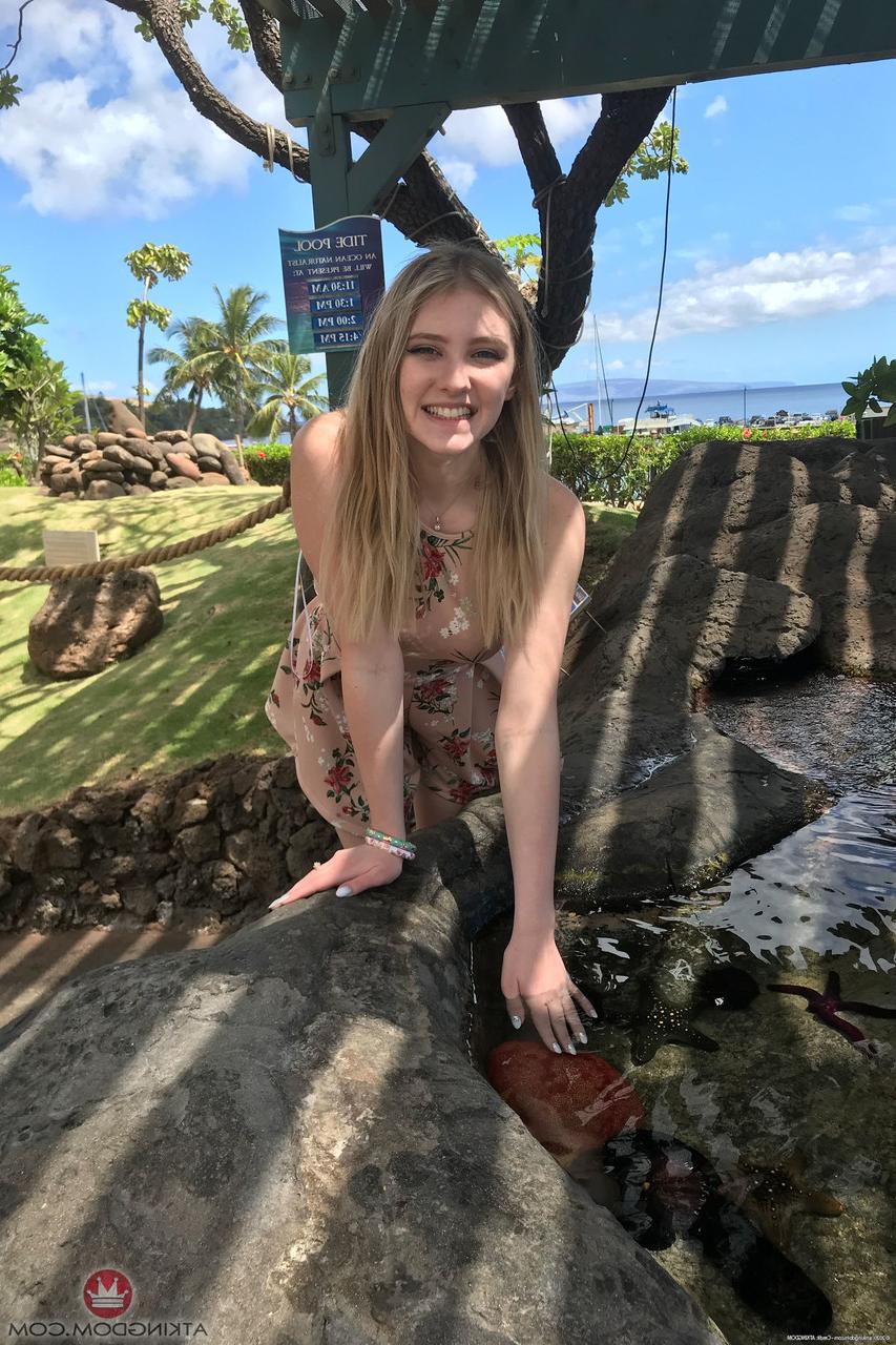 20P A gata amadora Melody Marks mostra seus peitos e buceta em sua compilação privada