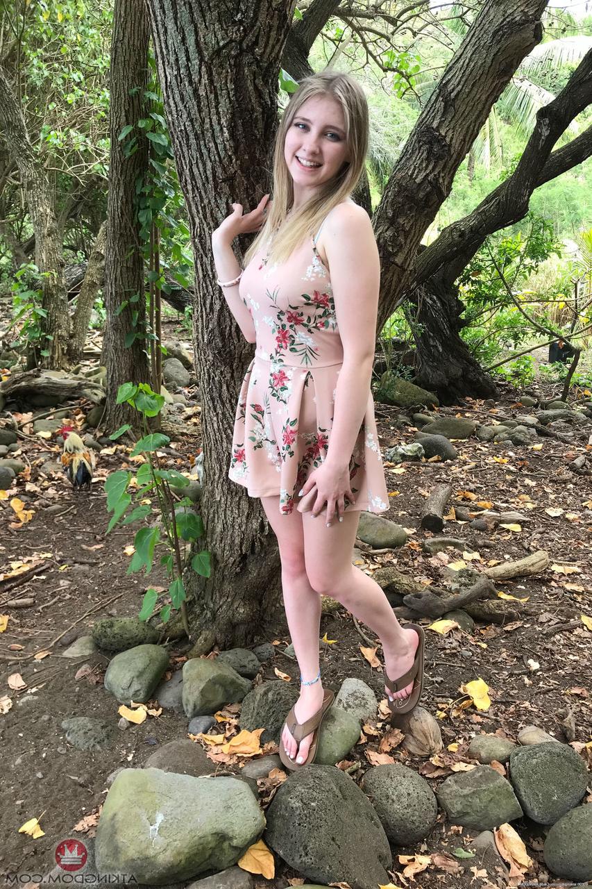20P A gata amadora Melody Marks mostra seus peitos e buceta em sua compilação privada