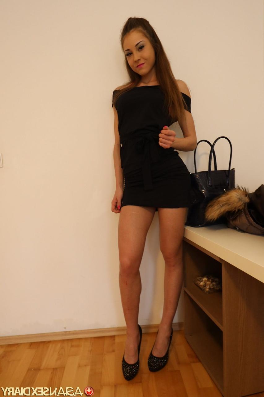 20P La pequeña asiática Ahkum se desnuda, posa y folla en el casting