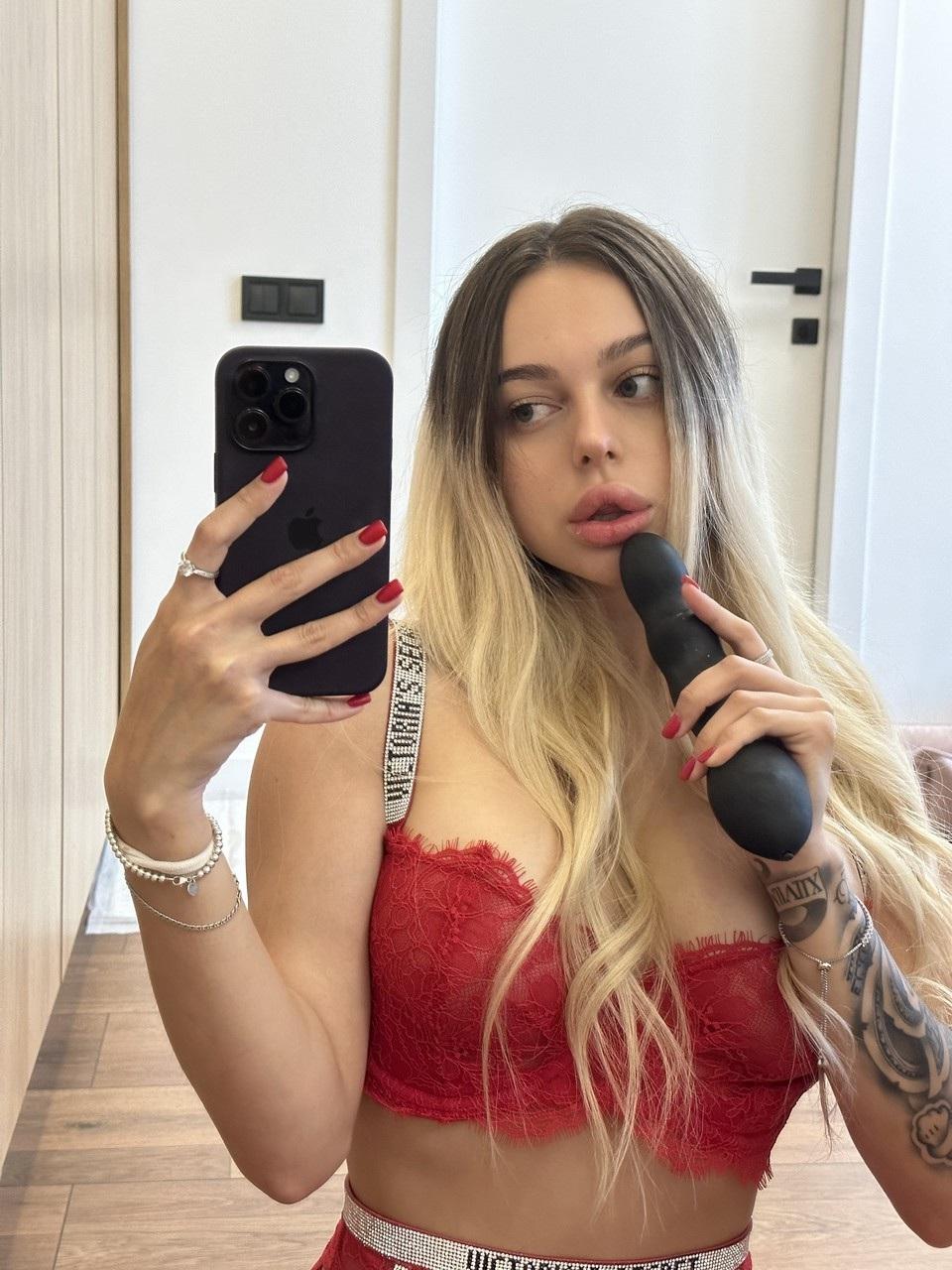 10P Linda rubia con un liguero rojo muestra sus grandes tetas y juega con un juguete