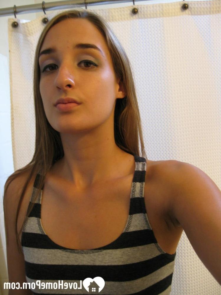 20P Adorable adolescente amateur muestra sus sexys pezones y su gran botín en el espejo