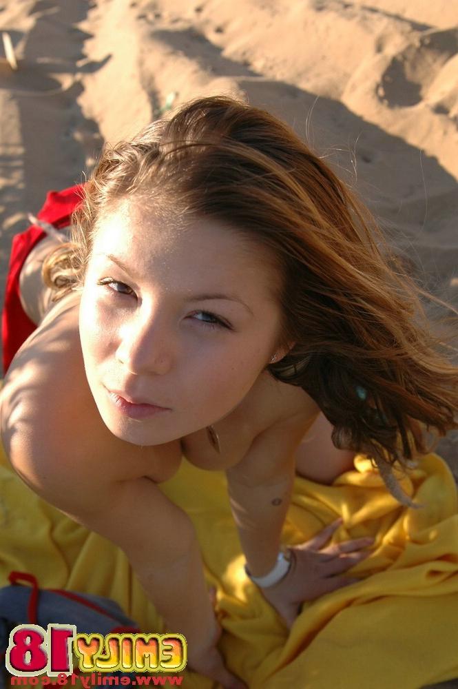 15P Menina de 18 anos libera seus peitinhos enquanto está na praia