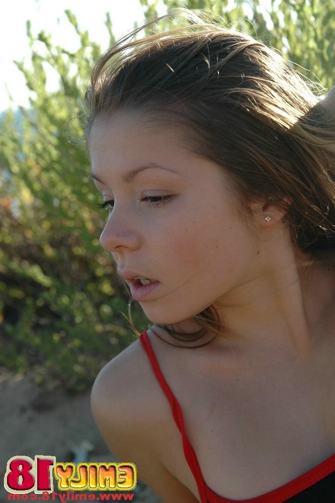 15P Menina de 18 anos libera seus peitinhos enquanto está na praia